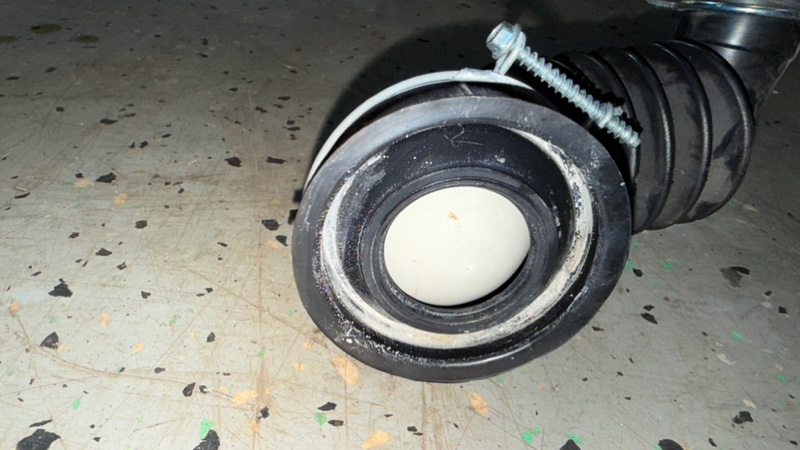 Патрубок сливной стиральной машины Indesit IWSD 5085 (б/у)