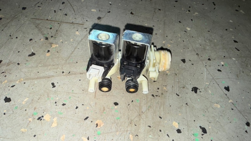 Клапан воды стиральной машины Indesit IWSD 5085 (б/у) Клапан воды стиральной машины Indesit IWSD 5085 (б/у)