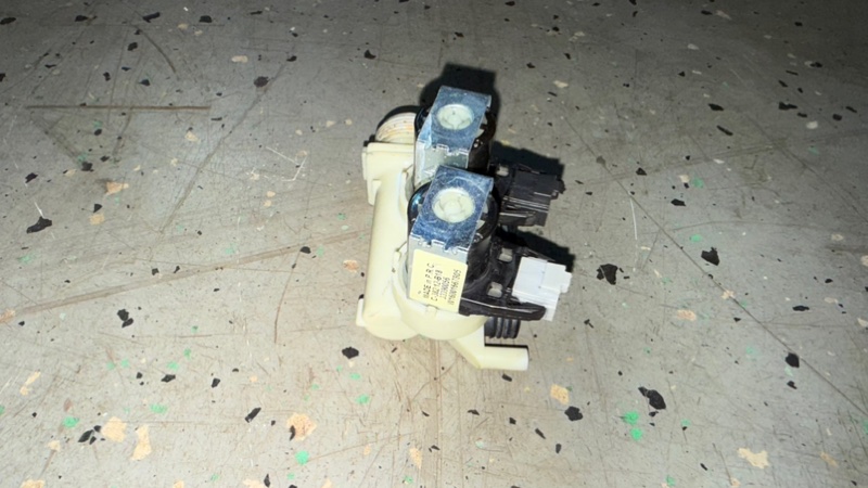 Клапан воды стиральной машины Indesit IWSD 5085 (б/у) Клапан воды стиральной машины Indesit IWSD 5085 (б/у)