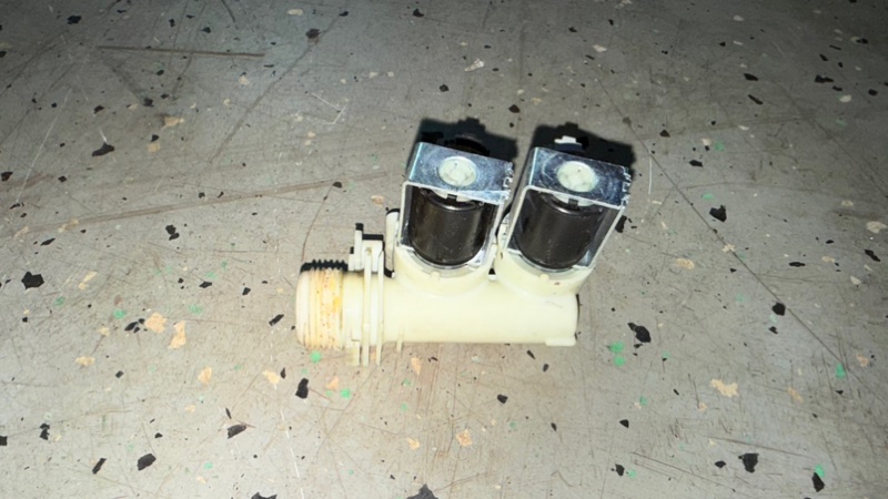 Клапан воды стиральной машины Indesit IWSD 5085 (б/у) Клапан воды стиральной машины Indesit IWSD 5085 (б/у)