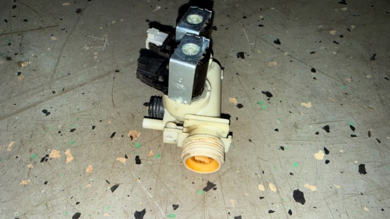 Клапан воды стиральной машины Indesit IWSD 5085 (б/у) Клапан воды стиральной машины Indesit IWSD 5085 (б/у)