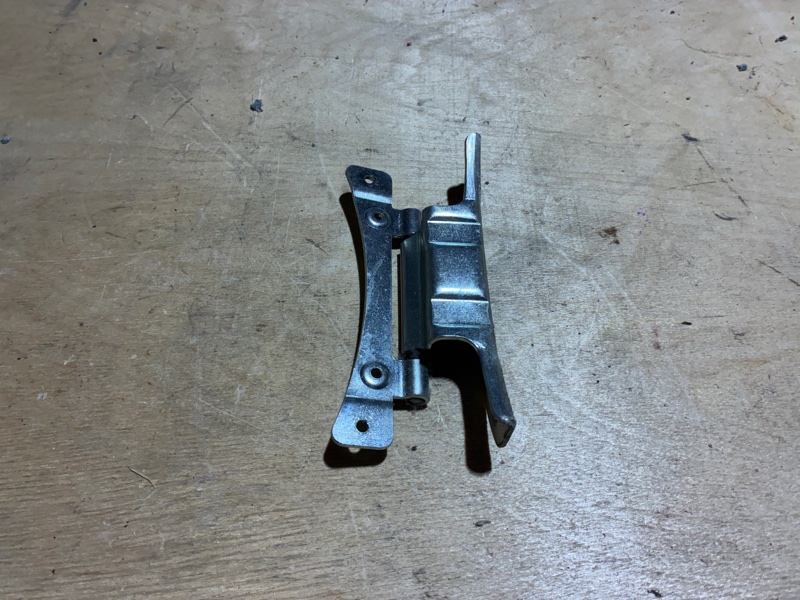 Петля дверцы люка стиральной машины Hotpoint-Ariston WDD 8640 B (б/у)