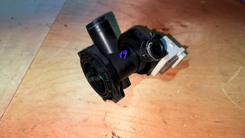 Сливной насос (помпа) стиральной машины Indesit BWSE 61051 (б/у)