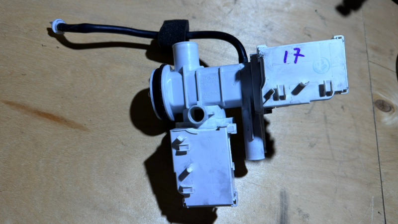 Сливной насос (помпа) стиральной машины Samsung WF6RF4E2W0W (б/у)