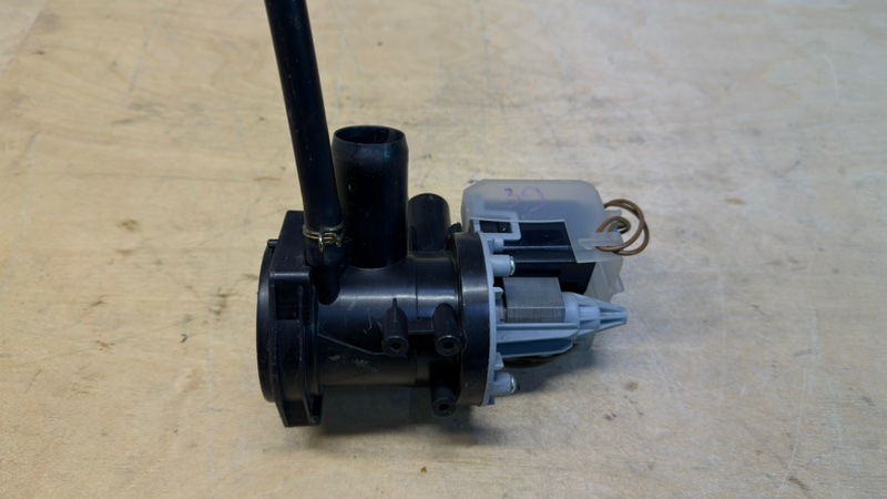 Сливной насос (помпа) стиральной машины Bosch WFF 1200 (б/у)