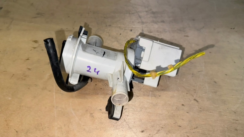 Сливной насос (помпа) стиральной машины Samsung WF60F4E5W2W (б/у)