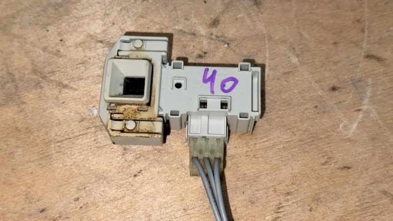 Замок люка (убл) стиральной машины Bosch WVD24460OE (б/у)