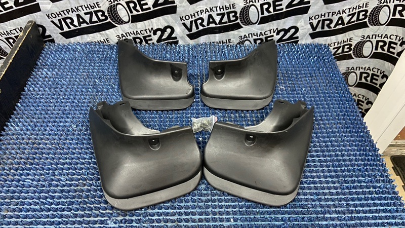Брызговики Toyota Corolla 76622-19225-22 новая