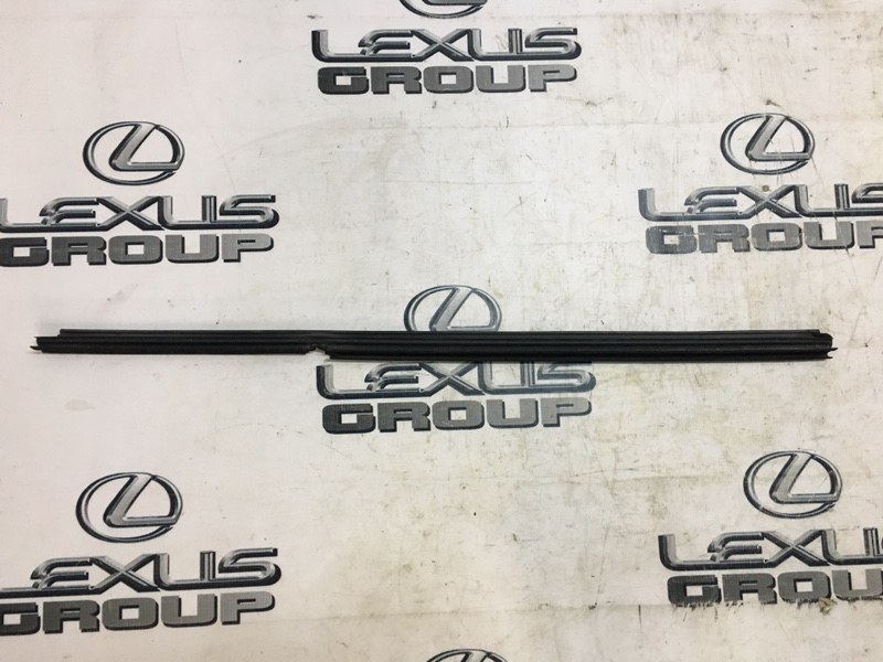 Молдинг на дверь задний правый Toyota Avensis 2008 AZT250L 1AZFSE 6817305091 контрактная