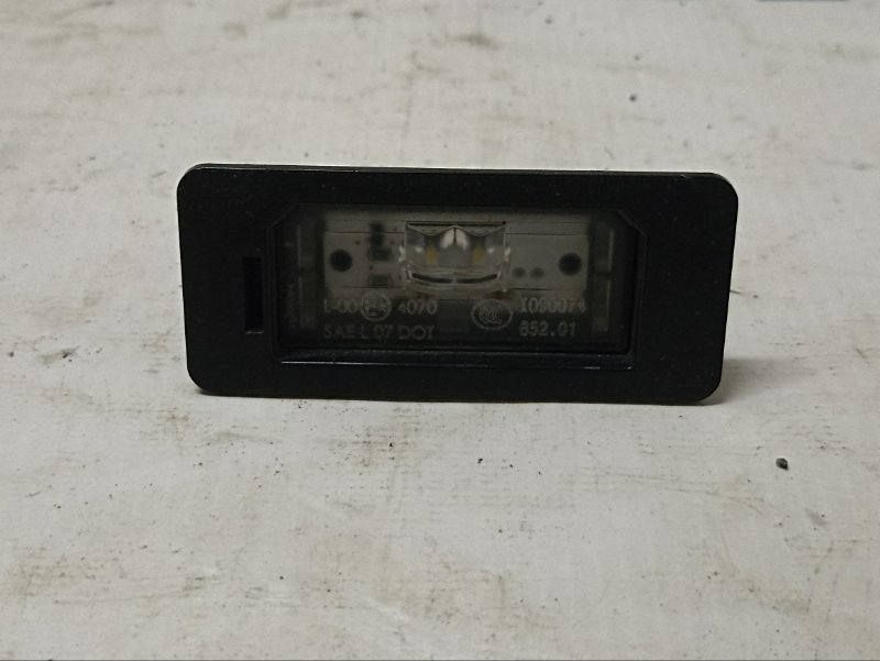 Запчасть фонарь подсветки номера задний BMW X5 2018 F15 M50DX 63267193293 контрактная Фонарь подсветки номера задний BMW X5 2018 F15 M50DX 63267193293 контрактная