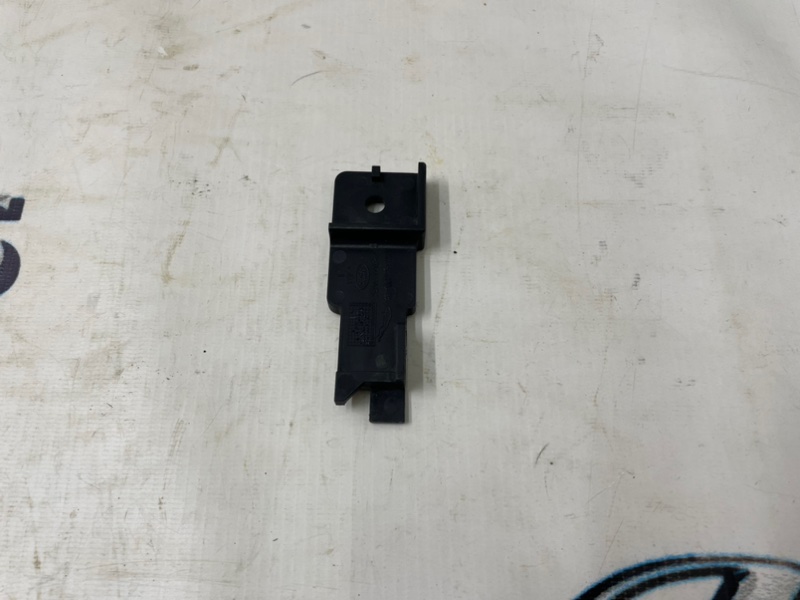 Запчасть кронштейн радиатора правый Land Rover Range Rover Velar 2019 L560 AJ200 LR130628 контрактная Кронштейн радиатора правый Land Rover Range Rover Velar 2019 L560 AJ200 LR130628 контрактная