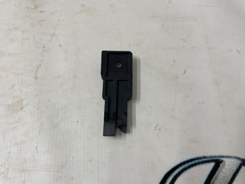 Кронштейн радиатора правый Range Rover Velar 2019 L560 AJ200 Кронштейн радиатора правый Range Rover Velar 2019 L560 AJ200