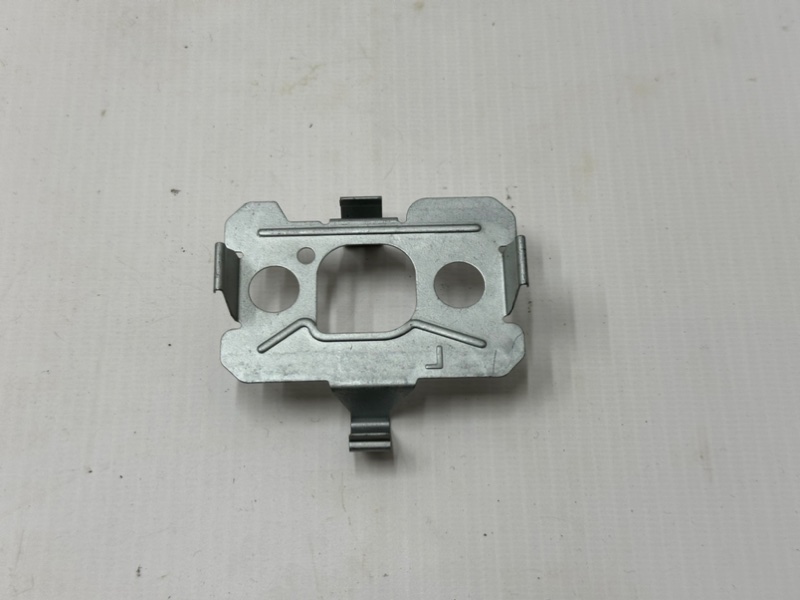 Запчасть кронштейн левый Land Rover Range Rover Sport 2019 L494 30DDTX LR042767 контрактная Кронштейн левый Land Rover Range Rover Sport 2019 L494 30DDTX LR042767 контрактная