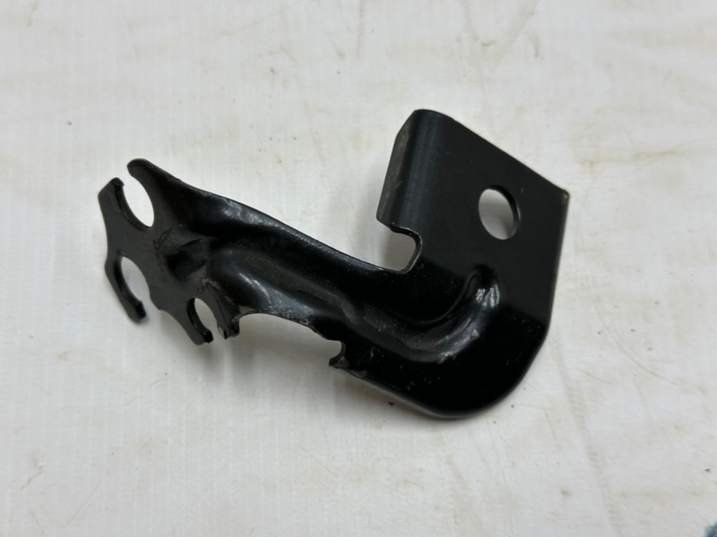 Кронштейн задний правый E-PACE 2020 X540 AJ20D4 Кронштейн задний правый E-PACE 2020 X540 AJ20D4