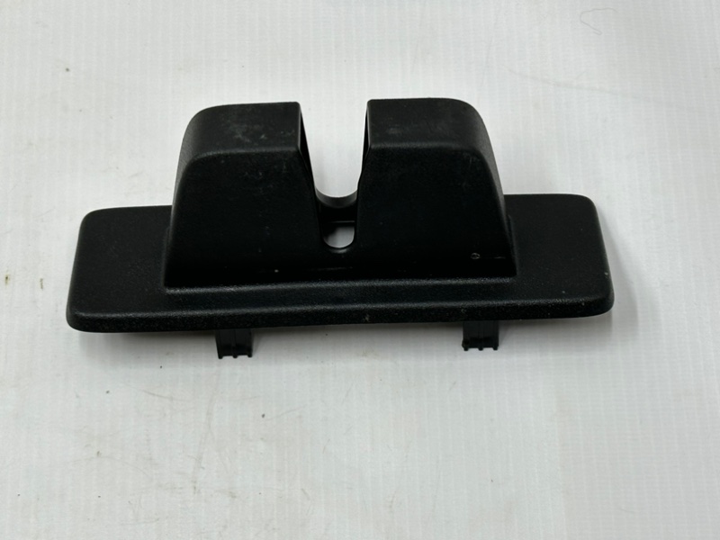 Накладка замка багажника задняя Land Rover Discovery 2019 L462 30DDTX LR034352 контрактная