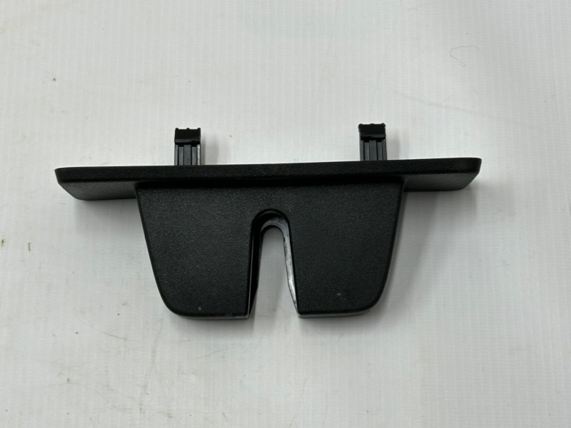 Накладка замка багажника задняя Discovery 2019 L462 30DDTX