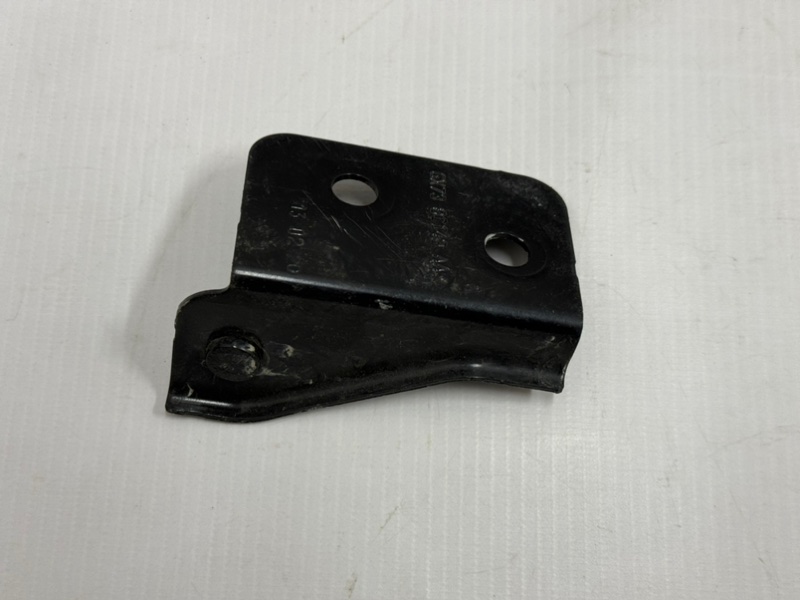 Кронштейн передний правый Range Rover Velar 2019 L560 AJ200