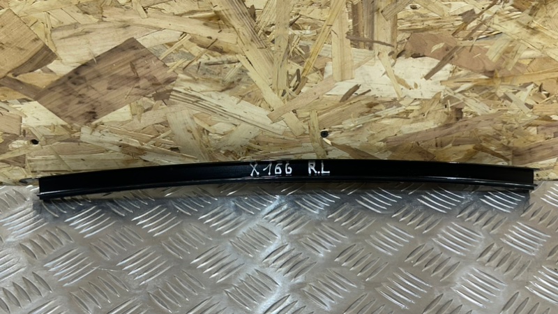 Направляющая стекла задняя левая GLS - Class 2018 X166 OM642