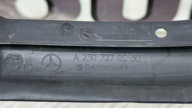 Уплотнитель двери передний правый Mercedes-Benz SL - Class R230 M112E37