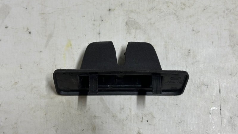 Накладка замка багажника задняя Land Rover Range Rover Velar 2018 L560 P300 LR034352 контрактная