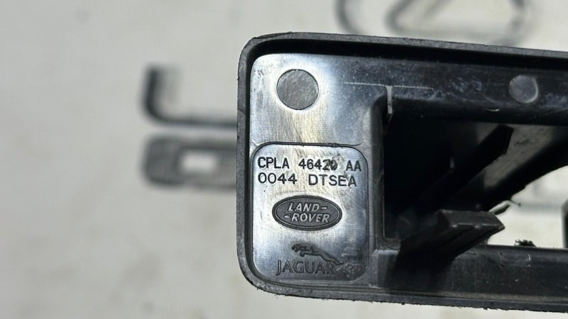 Накладка замка багажника задняя Land Rover Range Rover Velar L560 P300