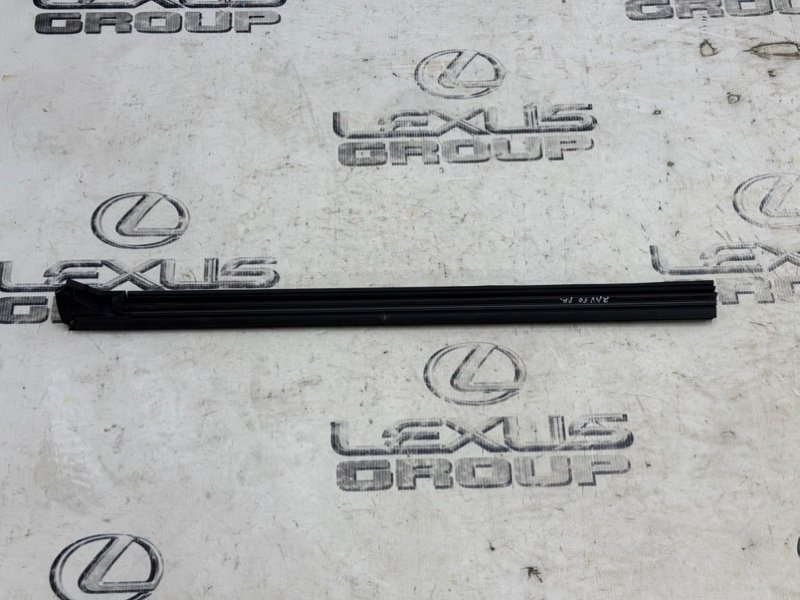 Уплотнитель стекла передний правый Toyota RAV4 2020 AXAH52 A25AFXS 6817142070 контрактная