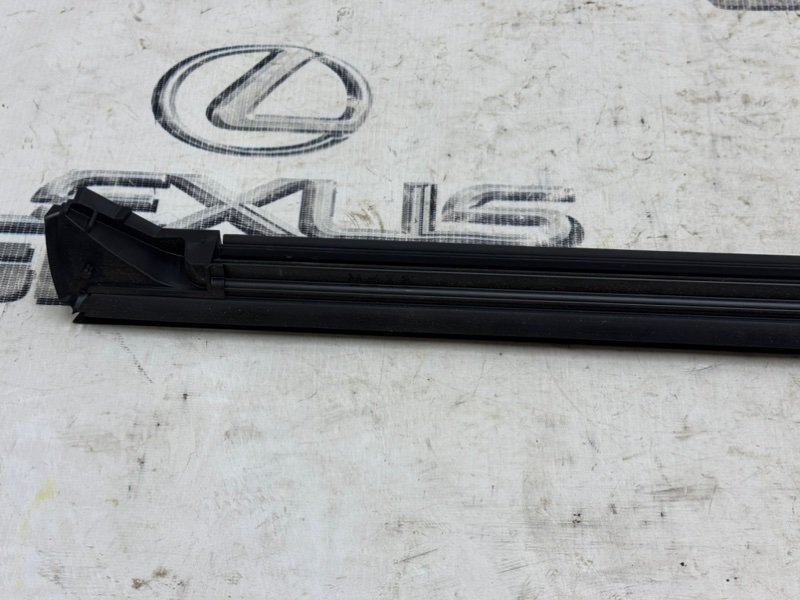 Уплотнитель стекла передний правый Toyota RAV4 AXAH52 A25AFXS