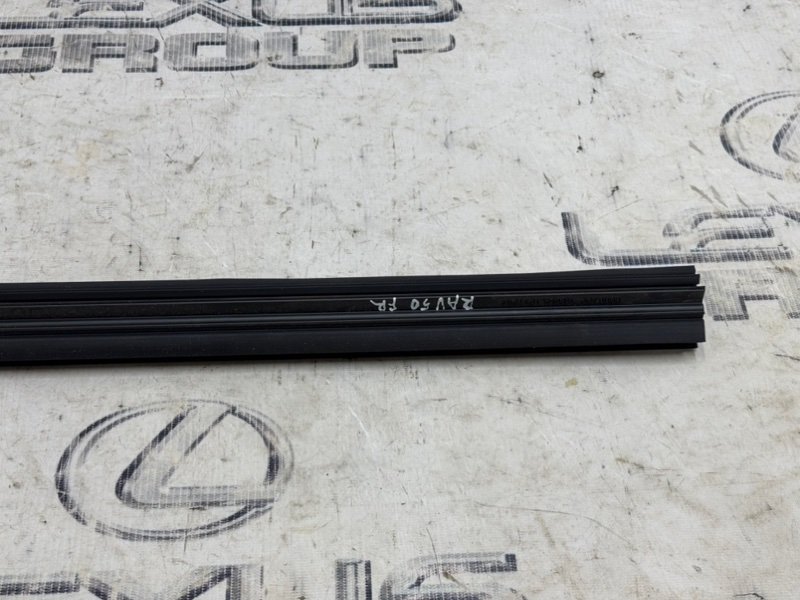 Уплотнитель стекла передний правый RAV4 2020 AXAH52 A25AFXS