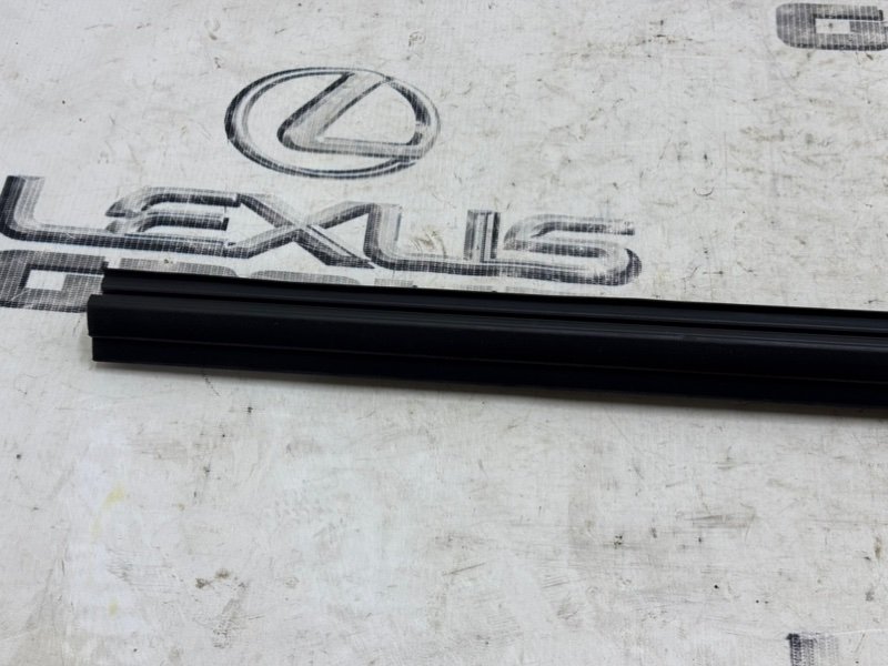 Уплотнитель стекла передний правый RAV4 2020 AXAH52 A25AFXS