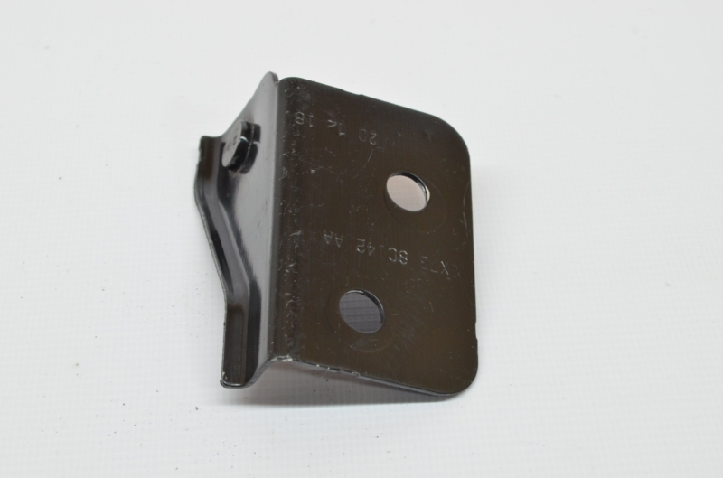 Кронштейн передний правый Range Rover Velar 2018 L560 30DDTX