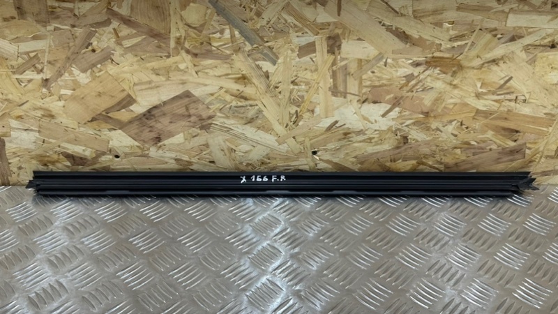 Молдинг на дверь передний правый GLS - Class 2018 X166 OM642 Молдинг на дверь передний правый GLS - Class 2018 X166 OM642