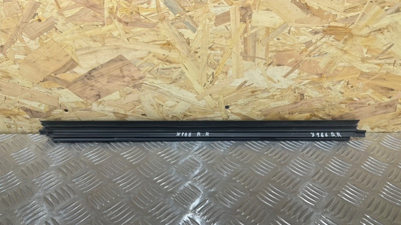 Молдинг на дверь задний правый GLS - Class 2018 X166 OM642