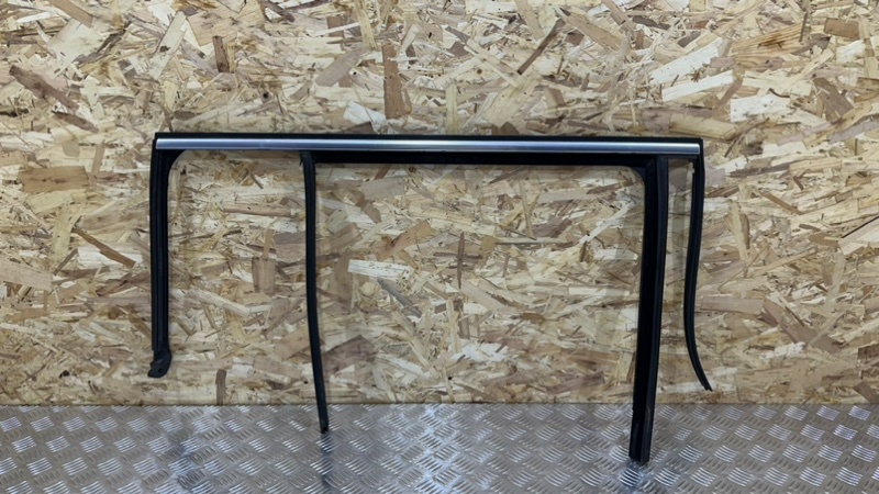 Уплотнительная резинка двери задняя правая Mercedes-Benz GLS - Class 2018 X166 OM642 A1667352800 контрактная