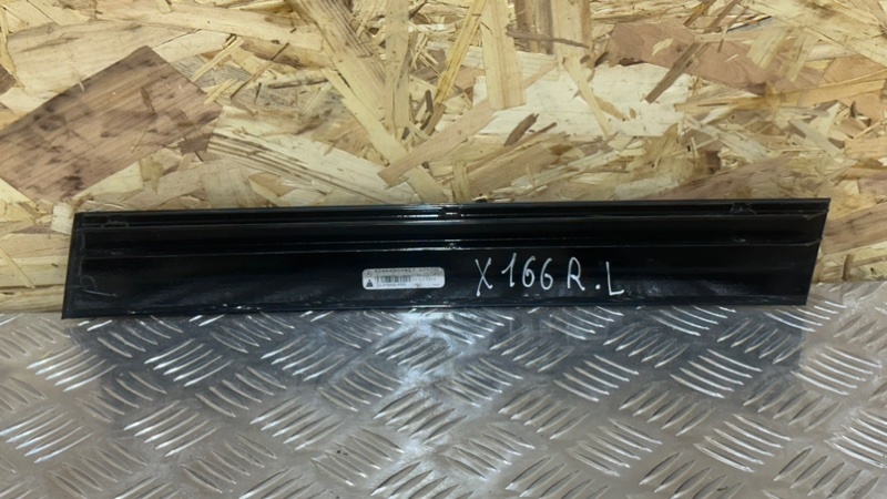 Молдинг на дверь задний правый GLS - Class 2018 X166 OM642