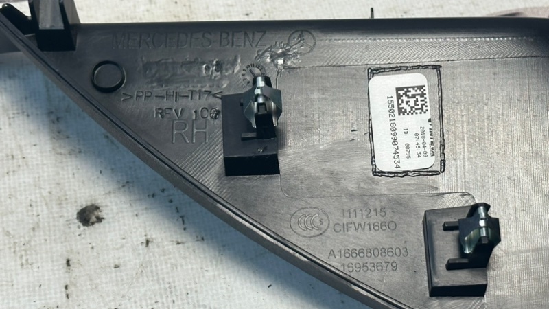 Накладка торпеды передняя правая Mercedes-Benz GLS - Class X166 OM642 Накладка торпеды передняя правая Mercedes-Benz GLS - Class X166 OM642