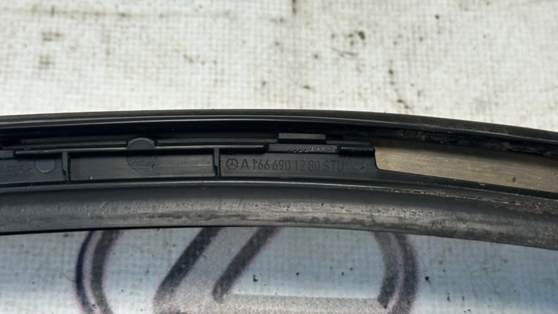 Молдинг лобового стекла передний правый Mercedes-Benz GLS - Class X166 OM642