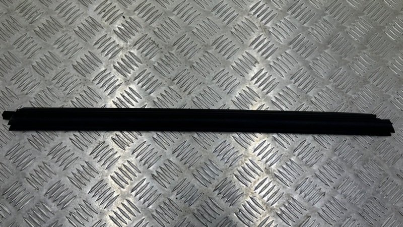 Уплотнитель стекла задний левый Mercedes-Benz GLS - Class 2018 X166 OM642 A1667352300 контрактная