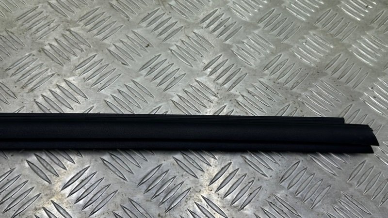 Уплотнитель стекла задний левый Mercedes-Benz GLS - Class X166 OM642