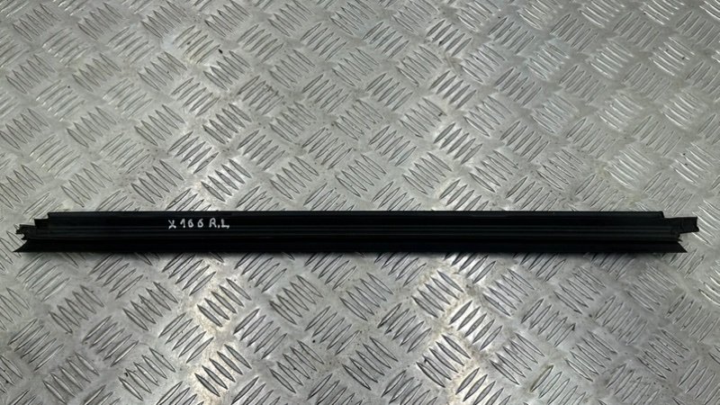 Уплотнитель стекла задний левый GLS - Class 2018 X166 OM642