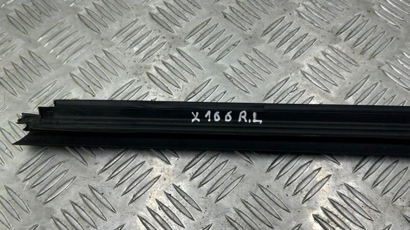 Уплотнитель стекла задний левый GLS - Class 2018 X166 OM642