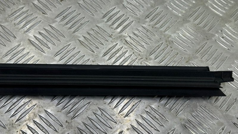 Уплотнитель стекла задний левый GLS - Class 2018 X166 OM642