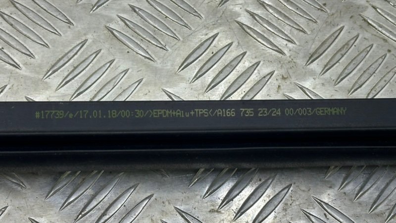 Уплотнитель стекла задний левый GLS - Class 2018 X166 OM642