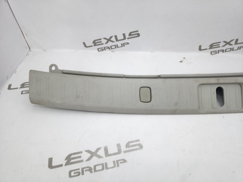 Накладка замка багажника задняя RX300 2006 MCU35 1MZFE