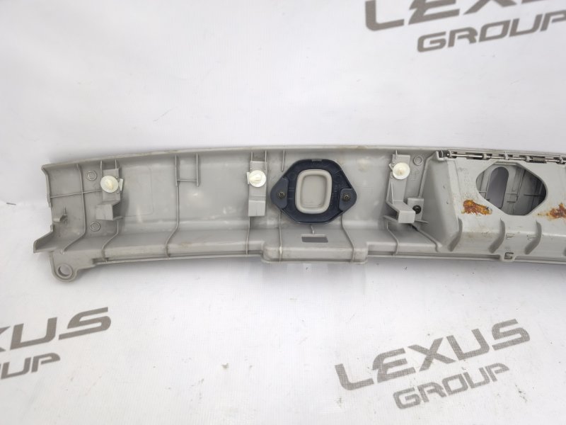 Накладка замка багажника задняя RX300 2006 MCU35 1MZFE