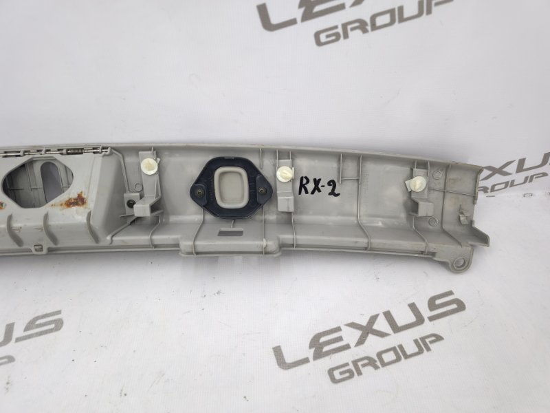 Накладка замка багажника задняя RX300 2006 MCU35 1MZFE