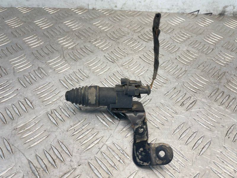 Концевик капота Astra 2009 L69 Z16XER Концевик капота Astra 2009 L69 Z16XER