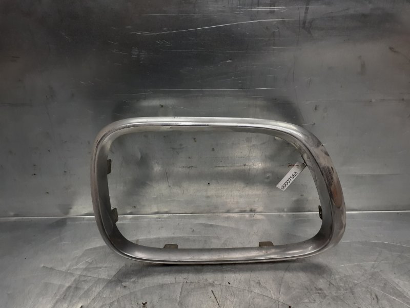 Рамка решетки радиатора правая BMW X5 E53 (2000-2007) 51137113734 Б/У
