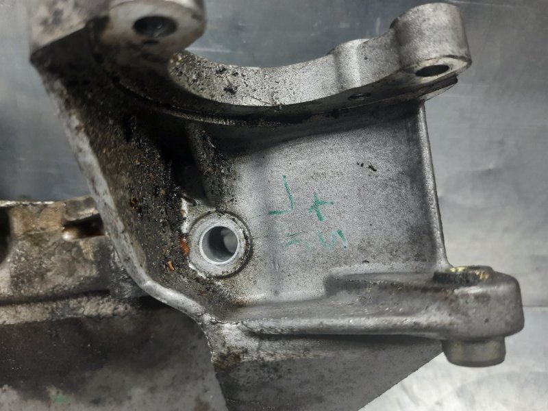 Кронштейн генератора Laguna II 2001-2008 2005 v30 хетчбэк F4R714