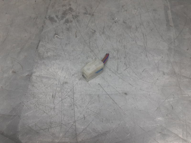 Разъем 3 контактный A4 [B6] 2000-2004 2002 v42 СЕДАН 1