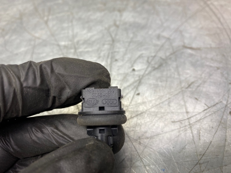 Датчик температуры воздуха A4 [B6] 2000-2004 2002 v42 СЕДАН 1